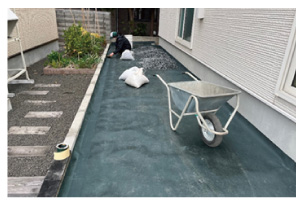 防草シートを丁寧に敷いていきます。